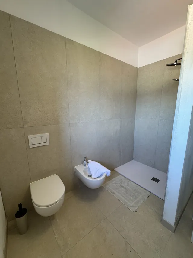 Badezimmer mit Dusche, WC und Bidet