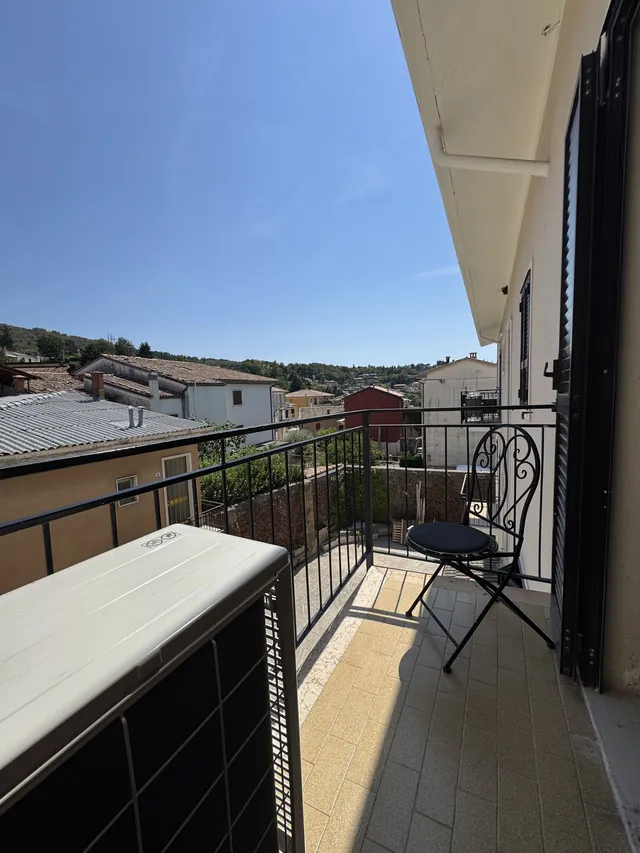 Kleiner Balkon mit Sitzbereich
