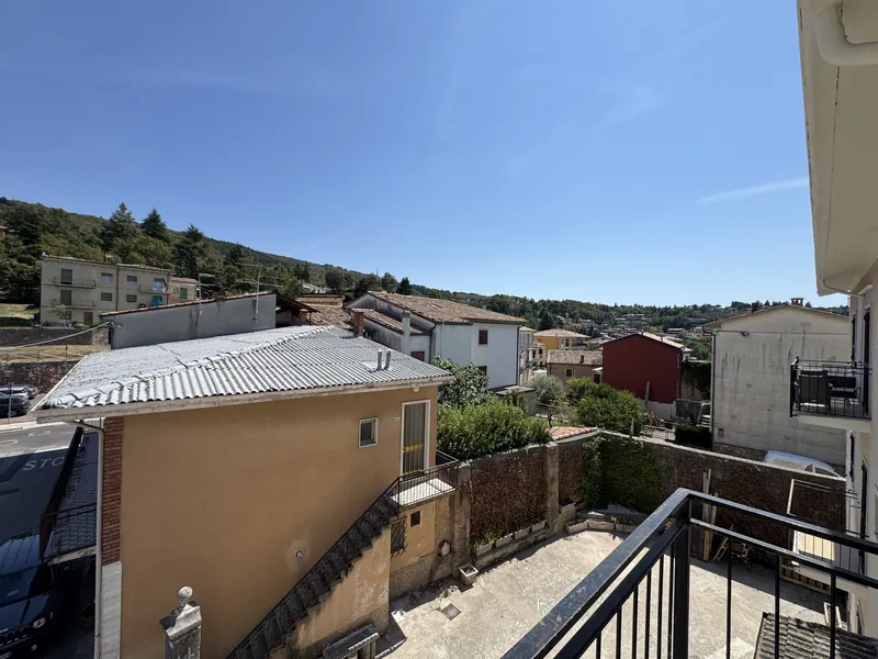 Dorf- und Bergblick vom Balkon