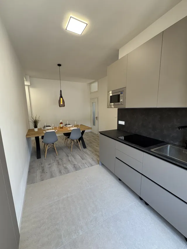 Moderne Küche mit Arbeitsfläche und Einbaugeräten
