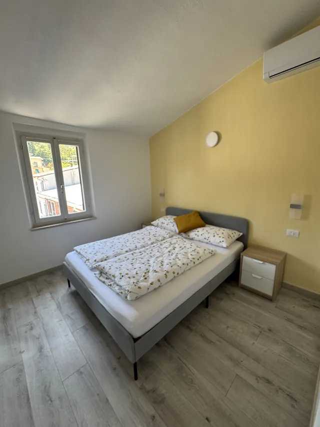 Schlafzimmer mit Doppelbett