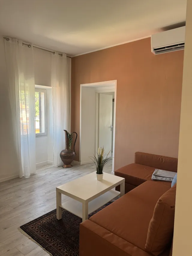 Heller Wohnbereich mit Sofa und Fenster