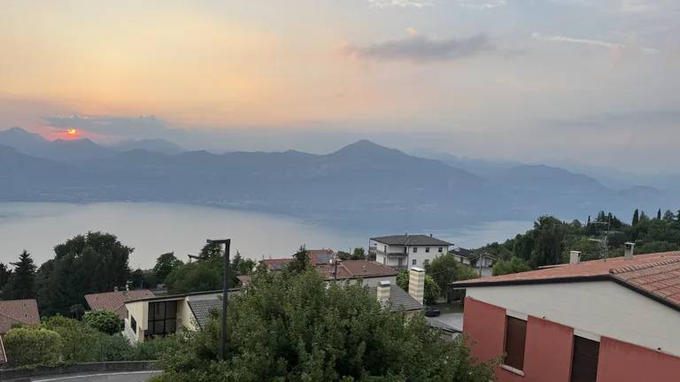 Seitlicher Teilseeblick bei Sonnenuntergang